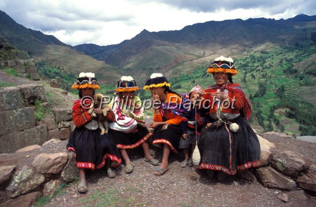 perou 14.JPG - Femme et ses enfants en habit traditionnelPisacPérou